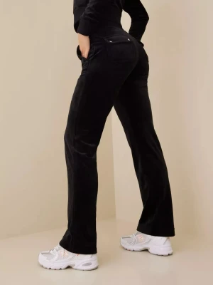 Svarta juicy byxor  - Säljs för ska köpa en ny färg  E öppen för att byta me en annan färg Ganska slitna syns på sista bilden 