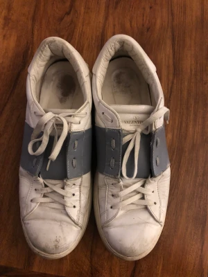 Valentino skor - Ett par välanvända valentino skor i storlek 44. Köpta för typ 5000 o med tanken på hur slitna dom är så kan jag släppa dom för 1000 spänn.