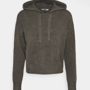 JDY Hoodie - Säljer min supersköna och mysiga JDY hoodie som inte säljs längre💕Svår att få tag på! Sparsamt använd🥰 passar allt från xs- m! TRYCK INTE PÅ KÖP NU!