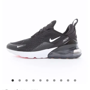 Nike skor  - Säljer mina Nike skor för dom blivit för små och inte använder längre, köptes förra året men sparsamt använda❤️ strl 37