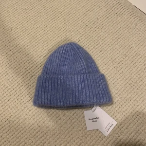 Mössa - Jättesöt mössa från &otherstories som är helt ny. Köpt på ARKET för 390kr för lite mer än en månad sen. Köparen står för frakten💞