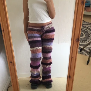Stickade byxor  - Handgjorda stickade byxor Gjorda på återvunnet garn och därför en ’one of a kind’   Storlek S-L (väldigt stretchiga)