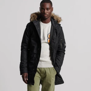 Superdry jacka - Säljer en helt oanvänd Superdry jacka med prislappen kvar. Jackan heter Service parkasjacka med fuskpälskant och är i storlek XL. Nypris 1499kr, mitt pris 500kr