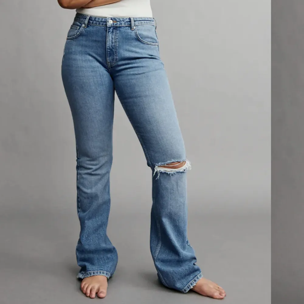  Säljer nu mina jeans från Gina (hålet blev lite stort så jag satte en lapp för att det skulle bli mindre hål, men de är fof fina och i bra skick). Jeans & Byxor.