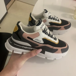 Sneakers  - Hög sula modell  Storlek 37 Oanvända 