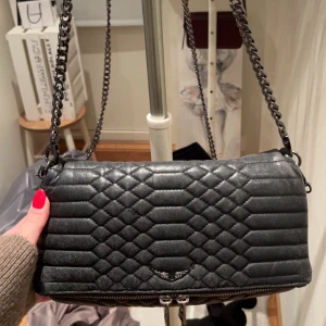 Väska - Säljer denna zadig väskan, jag har haft den i några år och som ni ser är den rätt sliten och därav priset❤️ köpt för ungefär 4000kr 