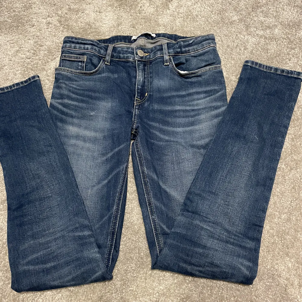 Mörkblåa Calvin Klein jeans  Stl: 14 Säljs pgr kommer ej till användning. Jeans & Byxor.