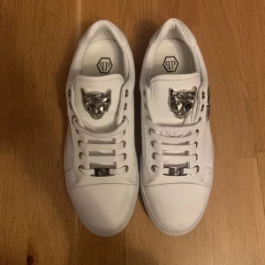 ÄKTA Philipp Plein skor i stl 42 - Säljer ett par ursnygga Vita Philipp Plein skor i Stl 42 knappt använda. Pris går att diskutera vid snabb affär. 
