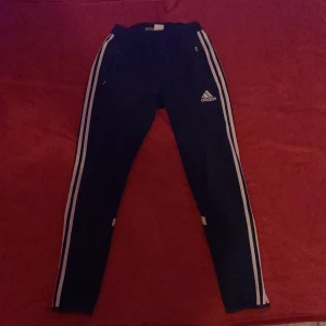 Adidas - Ett par sköna old school adidas byxor😎