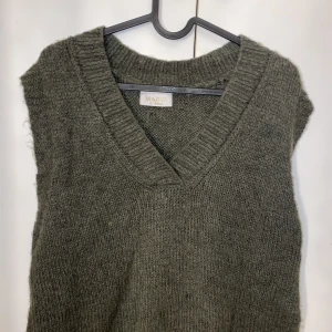 Stickad väst strl M - Militärgrön stickad väst i bra skick!