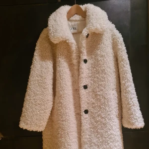 Zara päls - Helt oanvänd fuskpäls kappa från ZARA , beige