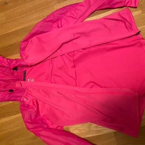 Rosa träningsjacka - Träningsjacka i färgen rosa, använt flitigt men fortfarande i gott skick. Det står att storleken är i 42, men skulle säg att den är mer i L. Dock väldigt stretchig!