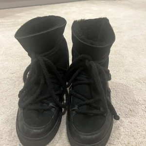 INUIKII - Säljer nu mina populära INUIKII skor i storlek 40. Passar 39/40 då jag upplevee att dem är små i storleken, jag har vanligtvis 39. Säljer dem för att dem inte används längre! 