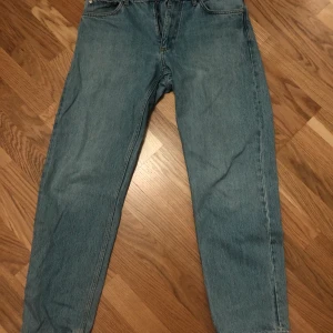 Blå cropped jeans strlk 31 - Fin blå färg, bra passform om man gillar byxor som slutar precis ovan för skon. De blev tyvärr för små för mig väldigt snabbt. Därför bara använda några gånger.