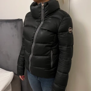 Colmar jacka  - Intressekoll!! Svart Colmar Jacka som passar storlek S-M. Den har ett litet hål vid dragkedjan men fungerar ändå! Gammal modell så finns ej på hemsidan. Skriv privat för info + bilder