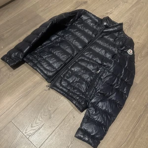 Monclear lättviktsdun stlk 2 (M) - Fin och knappt använd Monclearjacka. Storlek 2 (M). Med tillhörande påse och tags.