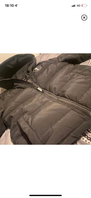 Trapstar jacka - Hej de så att jag säljer min jacka pga jag inte har plats för o lägga den här hemma. Jackan är limited release slutsåld överallt, Den är storlek XS-S men stor i storleken den e i gott skick papper medföljer och så är den äkta