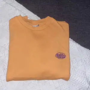 Orange sweatshirt i nyskick, använd max 5 ggr. Storlek M med lite oversized fit. Köpare står för frakt. Pris kan diskuteras!