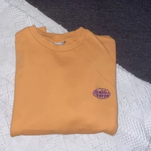 Sweatshirt  - Orange sweatshirt i nyskick, använd max 5 ggr. Storlek M med lite oversized fit. Köpare står för frakt. Pris kan diskuteras!