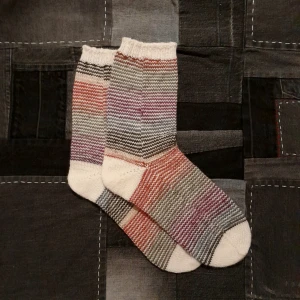 Färgglada sockor - Hemstickade sockor som inte kliar ( jag lovar)