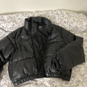 Svart jacka från zara  - Säljer min svarta snygga jacka i skinnmatetial från zara den är i storlek XS men passar S också . Köptes förra året men ser fortfarande ny ut.  Köparen står för frakten💗💗🫶🏼