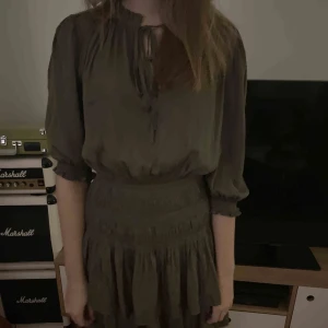 Maje klänning - Säljer min klänning från maje köpt i augusti i Marbella. Klänningen är använd en gång och i nyskick. Skriv för frågor eller fler bilder💕