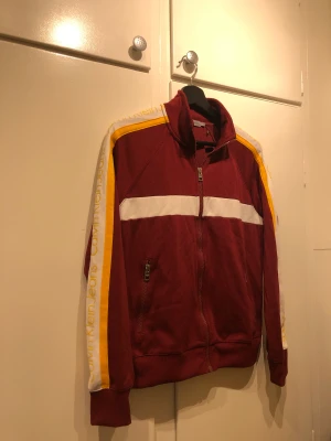 Calvin Klein retro set - Retro set från Calvin Klein i balla färger, knappt använt. Köpt för 1250kr.
