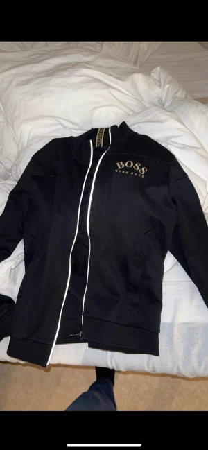 Hugo boss tröja  - Hugo boss tracksuit storlek medium men passar s oxå 