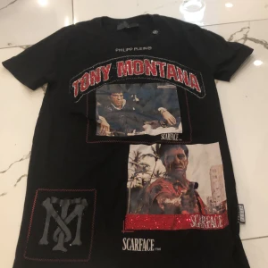 Philip plein Tony Montana t shirt  - Denna t shirt är i storlek S helt i ny skick t shirt en har blivit för liten så nu är det dacks för en ny ägare jag finns i Västerås 