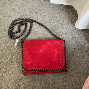 Stella mccartney väska - Säljer denna superfina liknande stella mccartney väskan! Köpt i Spanien o aldrig använd! Säljer i fler färger o modeller så kolla in min profil! ❤️❤️