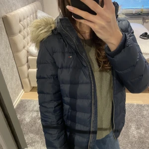 Vinterjacka  - Supersöt vinterjacka från Tommy hilfiger i marinblå. Jackan är i mycket fint skick och har en avtagbar luva. Perfekt inför vintern! Bara att skriva för fler bilder eller andra frågor🥰🥰