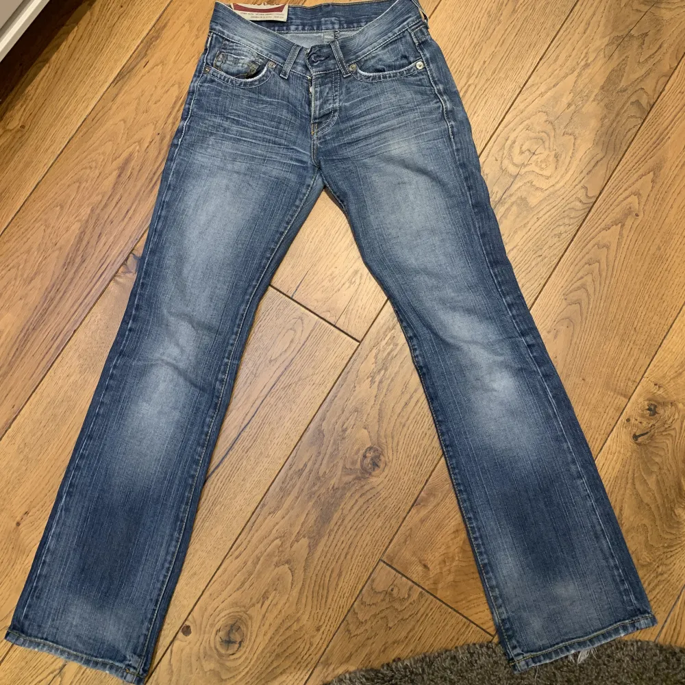 Mina favorit jeans någonsin som tyvärr inte passar idag😢byxorna funkar med alla plagg och är perfekt lågmidjade! Dom är väl använda och har en slits under rumpan. Jeansen är relativt små i storleken. Hoppas dom får en ny ägare eftersom dom är så snygga!😍😍. Jeans & Byxor.