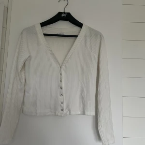 Vit tröja  Monki - Snygg tröja från Monki som man kan ha ensam eller över ett linne! Använd men fortfarande bra skick!