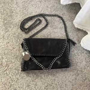 Stella mccartney väska - Säljer denna super fina stella mccartney liknande väskan som jag har köpt i Spanien! Aldrig använd! Säljer i fler färger o modeller så kolla min profil! 🖤🖤