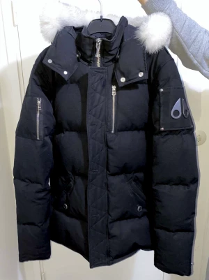 Moose Knuckles 3Q Jacket - Jackan är använd endast 1 vinter (nångra månader) och är i nyskick. Alla etiketter samt kvitto finns kvar och jackan kan hämtas upp i STHLM. Skicka iväg ett meddelande för fler bilder och info. Obs ingen frakt pga jackans värde och poststrul!