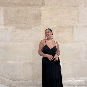 Svart klänning - Svart, flowy klänning, låg i ryggen 