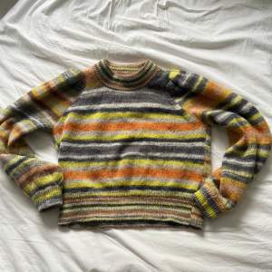 Stickad tröja från Rodebjer💖💖💖🧚‍♂️endast använt ett få par gånger💖på lappen står det 35%Mohair Alpaca 30% och storlk S💋väääldit fin färg kombo🧚‍♂️kan posta !