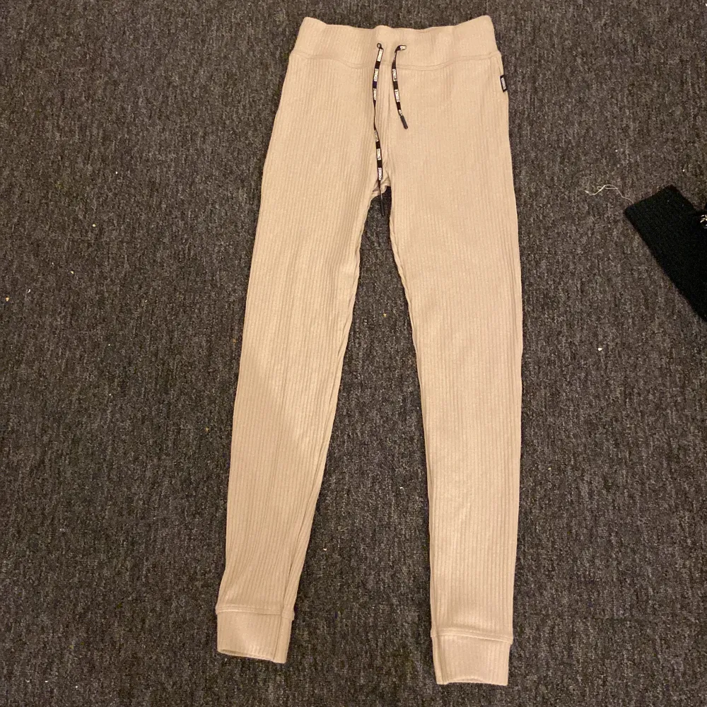 Ett par jättefina stronger tights som tyvärr inte kommer till användning längre. Nypris 700 säljer för 300kr + frakt. . Jeans & Byxor.