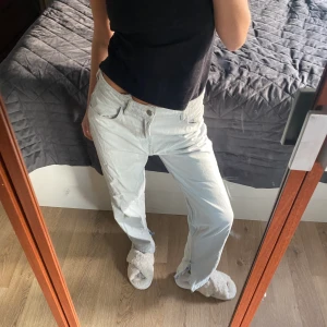 Blå zara jeans med slits  - Super fina kanppt använda 😍😍