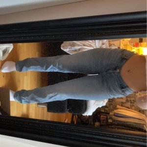 Lågmidjade straight jeans, strl M/L - Säljer mina jättefina lågmidjade byxor från FashionNova.  - Säljer för att de är lite för stora för mig - Använda tre gånger men är i fint skick - Katt finns i hemmet - Storlek: 9, skulle gissa på M/L Köparen står för frakten! Säljer på andra sidor🫶🏼