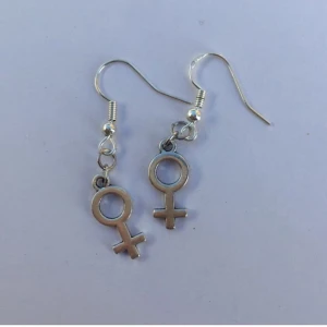 Kvinnosymbol örhängen  - örhängen med silverpläterade krokar och kvinnosymboler, frakt 13kr