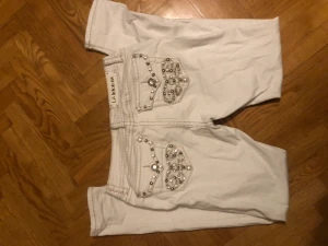 la idol jeans - Skitsnygga oanvända L.A idol jeans. Dem är för stora för mig annars hade dem använts flitigt😋 Midjemåttet är ungefär 80 cm