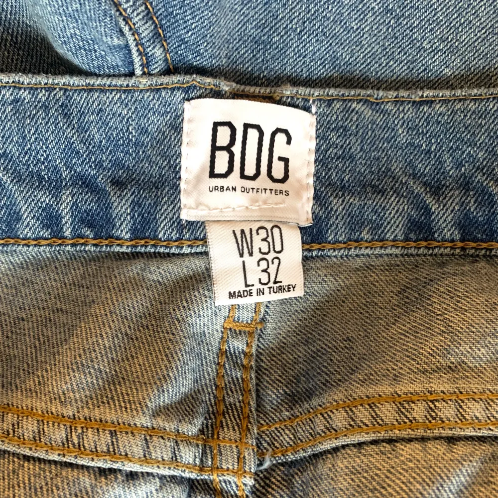 (sista bilden är min egna) superfina slutsålda lågmidjade jeans från urban outfitters 💖jag har vanligtvis 38 i jeans och är 168cm lång 🥰 nypris 650kr. Jeans & Byxor.