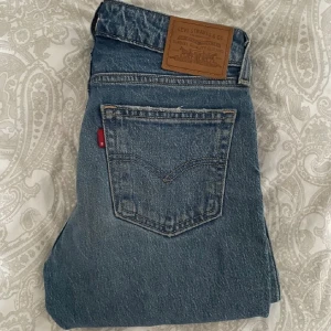 Levis jeans  - Säljer mina fina Levis jeans som är i nyskick, då dem är lite för stora för mig. Dem är lågmidjade och är straight leg (stl 24/32. Köpta för 1200 kr och man kan köpa dem dirket för 500/450 kr. Vid fler bud blir det budgivning o pris kan diskuteras💗