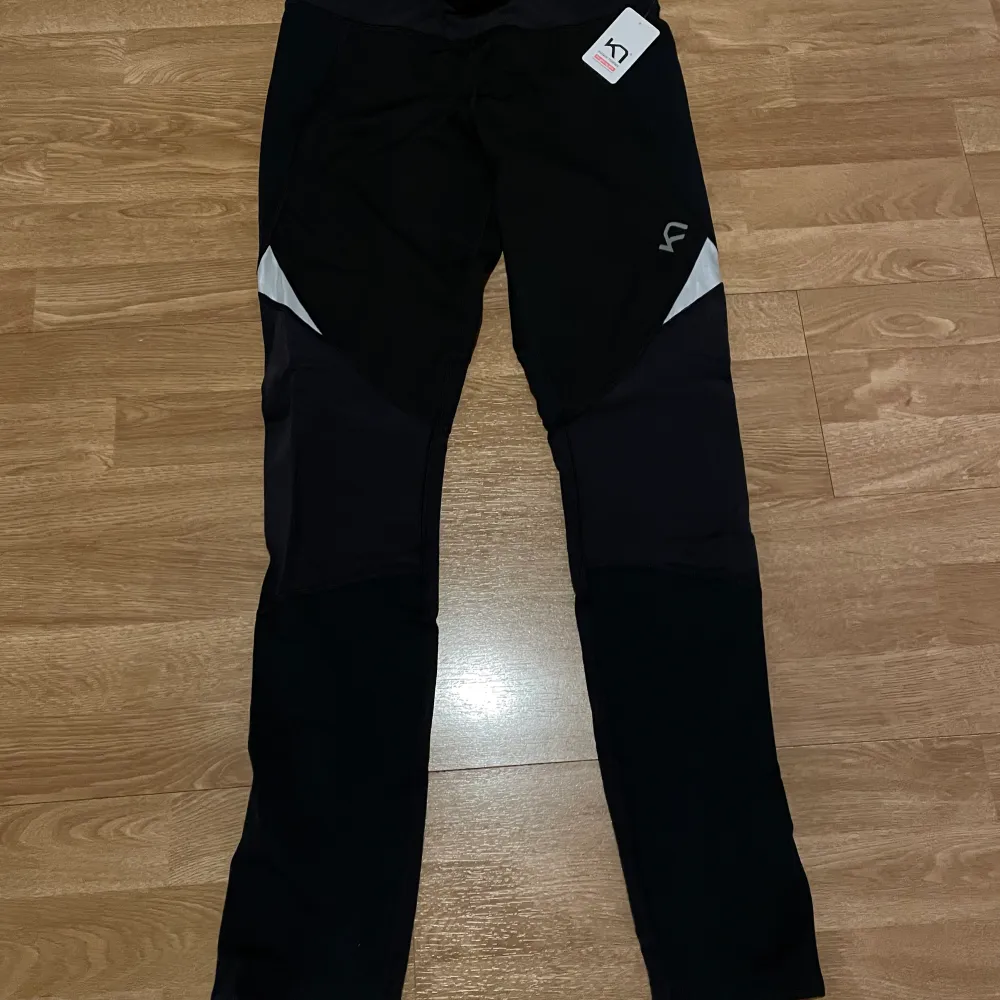 Helt nya tights i stl L, windstopper material på låren perfekt när det är lite blåsigt. Nypris 899kr Stl L, men skulle säga mellan m och L.. Farkut & Housut.