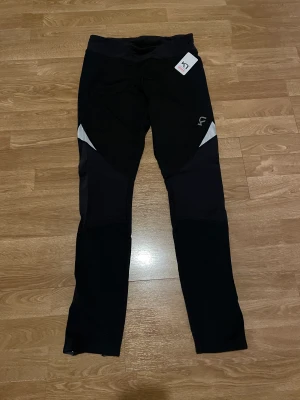 Kari Traa löpartights - Helt nya tights i stl L, windstopper material på låren perfekt när det är lite blåsigt. Nypris 899kr  Stl L, men skulle säga mellan m och L.