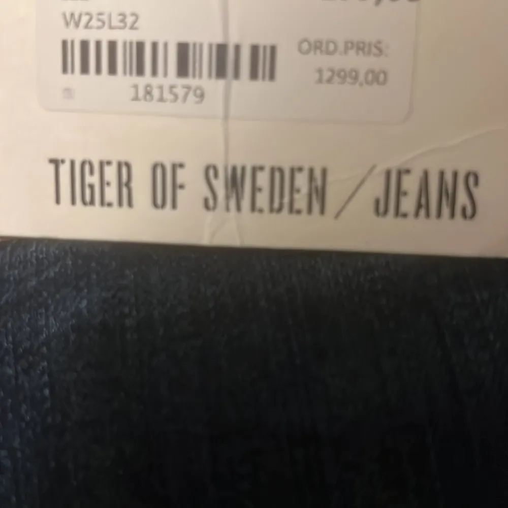 Ett par helt oanvända byxor från Tiger of Sweden💙  Stl Xs-S, köpta för 1299kr🫶🏽. Jeans & Byxor.