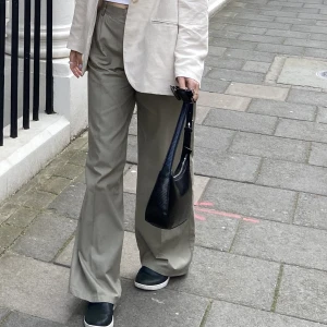 !!SÖKER!! - Hej jag SÖKER dessa gröna kostymbyxor från pull and Bear i storlek 36! Hör gärna av dig om du säljer eller vet någon som säljer 🤍