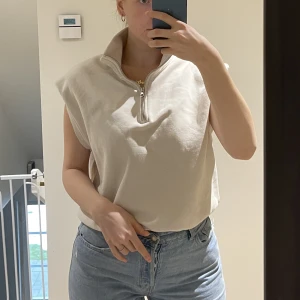 Väst från & other stories! - Snygg väst från & other stories med axelvaddar!   Sparsamt använd. 