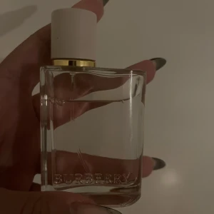 Burberry Parfym - Min parfym som nästan är oanvänd säljs nu för 300kr då jag inte tyckte lukten passade min stil! Perfekt för dom som gillar en söt doft! Original priset är 695kr.